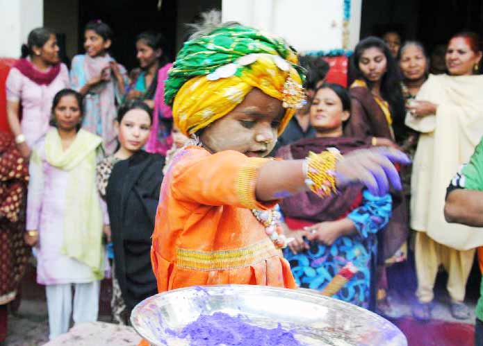 Hindu-women-celebrate-Holi-in-Pakistan